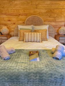 - un lit avec des oreillers et un plateau dans l'établissement Samadhi - gîte avec jardin, SPA, clim, parking privé, à Toulon