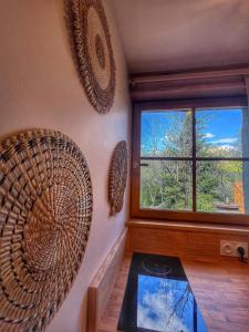TV a/nebo společenská místnost v ubytování Samadhi - gîte avec jardin, SPA, clim, parking privé