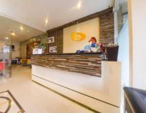 KammasandraにあるHotel O Electronic City RS Gardensの店内カウンター付き店舗ロビー