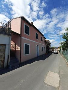 una casa al lado de una calle en La casetta di Gianni, en Gorleri