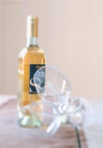 um par de copos sentados ao lado de uma garrafa de vinho em La Bussola em Trapani