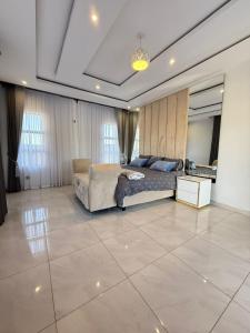 een slaapkamer met een bed en een bank in een kamer bij Davisons Guest House in Harare