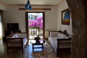 sala de estar con sofá, mesa y ventana en Live The Dream, en Naxos Chora