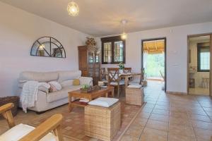 una sala de estar con un sofá y una mesa en Casa Kely, en Antimio de Abajo