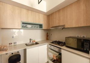 a kitchen with a sink and a stove top oven at شاليه جديد أول استخدام في قلب مارينا ويست خطوات من الممشى in El Alamein