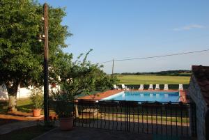 Bazén v ubytování Holiday House Sweet Home nebo v jeho okolí + 19 fotografií