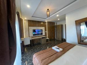 Rúm í herbergi á Presken Hotels, Awolowo Way, Ikeja