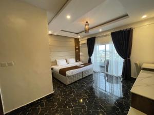 Rúm í herbergi á Presken Hotels, Awolowo Way, Ikeja