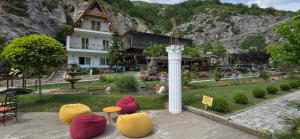 Pemandangan gunung umum atau pemandangan gunung yang diambil dari resort