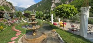 Pemandangan gunung umum atau pemandangan gunung yang diambil dari resort