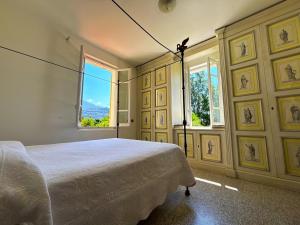 Un dormitorio con una cama grande y una ventana. en - Luxury Villa - Pool - Garden -Forte dei Marmi Versilia-, en Montignoso 19 fotos más