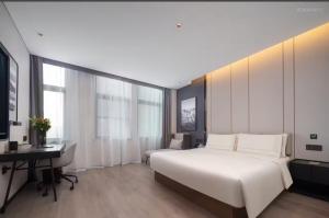 Ένα ή περισσότερα κρεβάτια σε δωμάτιο στο Atour Hotel Zhengzhou Manhattan Future Road