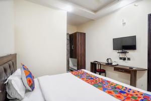 Postel nebo postele na pokoji v ubytování FabHotel 17 Suites in Sector 70