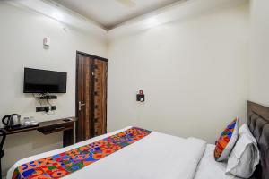 Postel nebo postele na pokoji v ubytování FabHotel 17 Suites in Sector 70