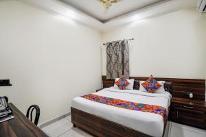 Postel nebo postele na pokoji v ubytování FabHotel 17 Suites in Sector 70