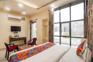 Postel nebo postele na pokoji v ubytování FabHotel 17 Suites in Sector 70