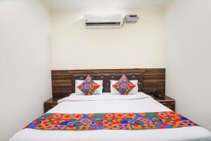 Postel nebo postele na pokoji v ubytování FabHotel 17 Suites in Sector 70