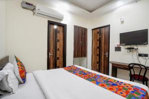 TV a/nebo společenská místnost v ubytování FabHotel 17 Suites in Sector 70