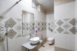 Koupelna v ubytování FabHotel 17 Suites in Sector 70