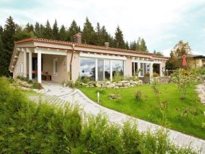 a house with a garden in front of it at Haus am Waldpark in Scheidegg