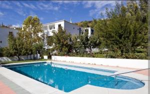 a swimming pool in front of a house at Castaño Real in Atalbéitar