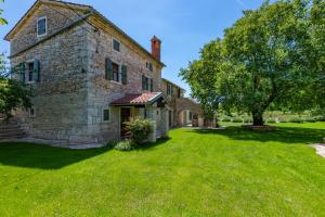 Zahrada ubytování Villa Županov dvor, a beautiful stone villa with an expansive garden