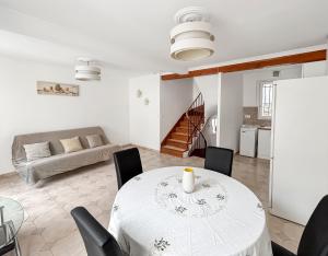 ein Wohnzimmer mit Tisch und Stühlen und einer Couch in der Unterkunft Maison lumineuse et spacieuse, proche commerces in Villiers-le-Bel