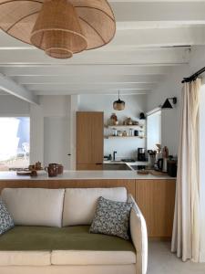 a living room with a couch and a kitchen at la maison Sel in Audresselles