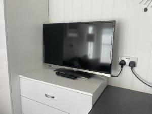 einen Flachbild-TV auf einer Kommode in der Unterkunft The Garden Room - A cosy country stay in Cornwall in Callington