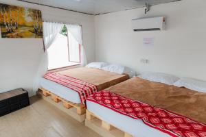 Katil atau katil-katil dalam bilik di De Kampung Campsite