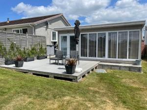 eine Terrasse vor einem Haus in der Unterkunft The Garden Room - A cosy country stay in Cornwall in Callington