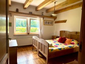 a bedroom with a bed and a window at Dworek nad jeziorem z prywatną plażą in Krąg