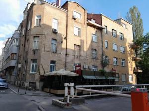 un grande edificio in mattoni con un ombrello davanti di Central Park Residence a Sarajevo