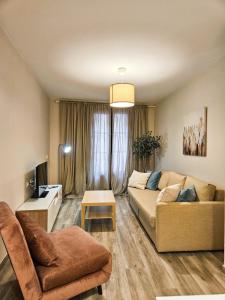 una sala de estar con un sofá y una mesa en San Blas Place, en Zaragoza