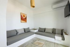 Χώρος καθιστικού στο Phaedrus Living Paros Cycladic Residences 9