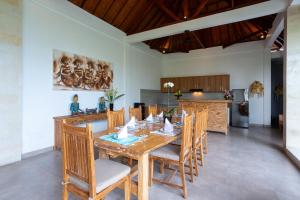 Кухня или мини-кухня в Villa Uma Sari Dayuh Between Canggu & Ubud
