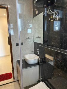 Et badeværelse på Soothing Stayz - Near Medanta The Medicity + 21 billeder