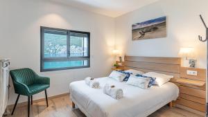 En eller flere senge i et værelse på Villa Emeraude