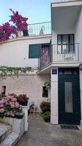 a building with a green door and a balcony at Studio apartment in Brist with Seaview, Balcony, Air condition, WIFI (4333-2) in Brist