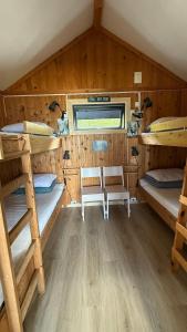 Ένα ή περισσότερα κρεβάτια σε δωμάτιο στο Base Camp Hamarøy