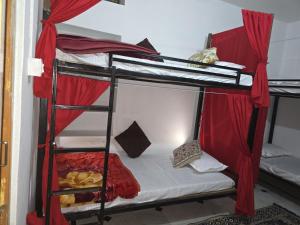 Ένα ή περισσότερα κρεβάτια σε δωμάτιο στο Hotel Darsh Safari - Fort View