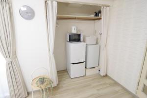 大阪Nippombashi Art Hotel 501的配有冰箱和微波炉的小厨房
