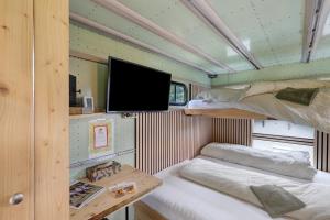 Μια τηλεόραση ή/και κέντρο ψυχαγωγίας στο Base Camp Poolhouse