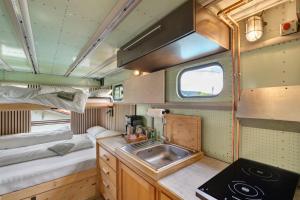 Ένα ή περισσότερα κρεβάτια σε δωμάτιο στο Base Camp Poolhouse +17 φωτογραφίες