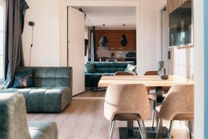 a living room with a table and a couch at Bungalow Bunckman Luxury 10 persons in Voorthuizen