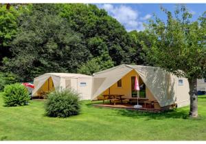 een paar tenten in een tuin bij Coco Sweet with sanitary in La-Roche-en-Ardenne