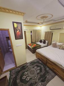 Ένα ή περισσότερα κρεβάτια σε δωμάτιο στο Hotel Darsh Safari - Fort View