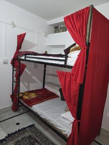 Ένα ή περισσότερα κρεβάτια σε δωμάτιο στο Hotel Darsh Safari - Fort View