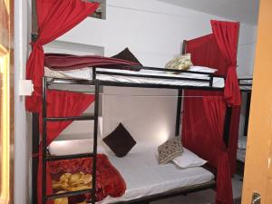 Ένα ή περισσότερα κρεβάτια σε δωμάτιο στο Hotel Darsh Safari - Fort View
