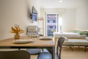 a dining room with a table and chairs and a bed at Il capolinea - Ippodromo in Bareggio